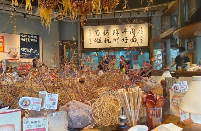 排队上百桌，复购率超40%，现象级神店椿芽的“讲究”法则__排队上百桌，复购率超40%，现象级神店椿芽的“讲究”法则