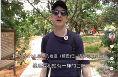 老外在广州吃美食__外国人吃荔枝