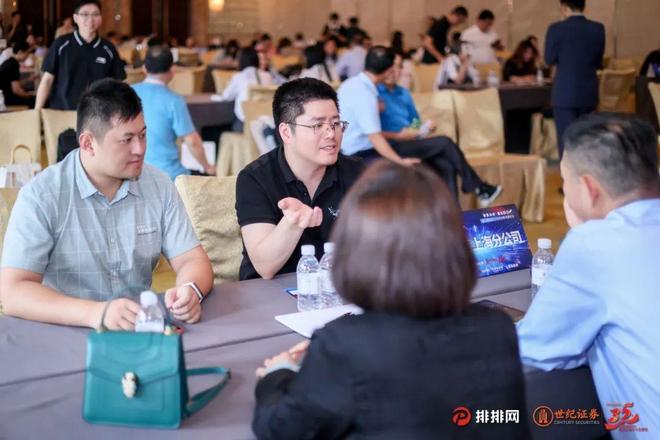 _沪上论坛解码融合路径：AI 驱动下，FOF与量化如何上演双向奔赴？_沪上论坛解码融合路径：AI 驱动下，FOF与量化如何上演双向奔赴？