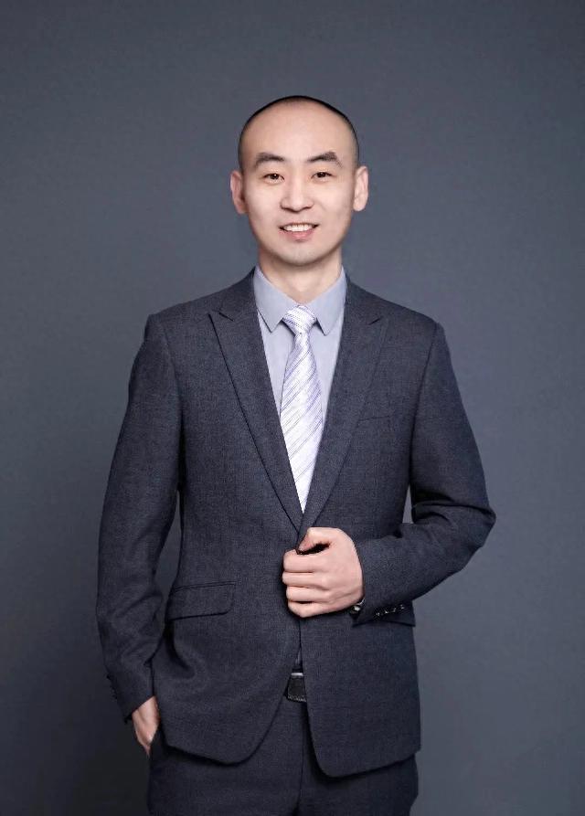 两年前中年失业，他进入风口行业，一年卖7.5亿，今年要翻倍