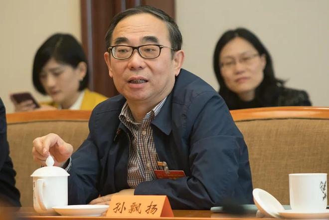 _3600亿巨头再敲钟，要保“王冠”_3600亿巨头再敲钟，要保“王冠”