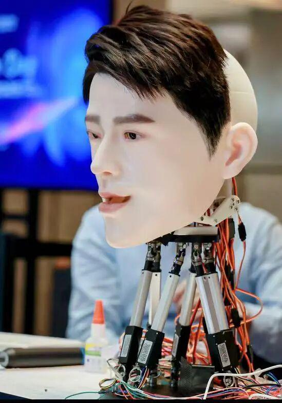 机器人长了张男爱豆的脸？会暧昧地喊你“靠近一点”但后脑勺还是秃的_机器人长了张男爱豆的脸？会暧昧地喊你“靠近一点”但后脑勺还是秃的_