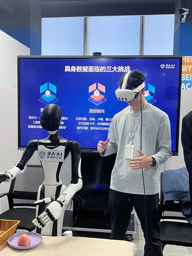 _机器人长了张男爱豆的脸？会暧昧地喊你“靠近一点”但后脑勺还是秃的_机器人长了张男爱豆的脸？会暧昧地喊你“靠近一点”但后脑勺还是秃的