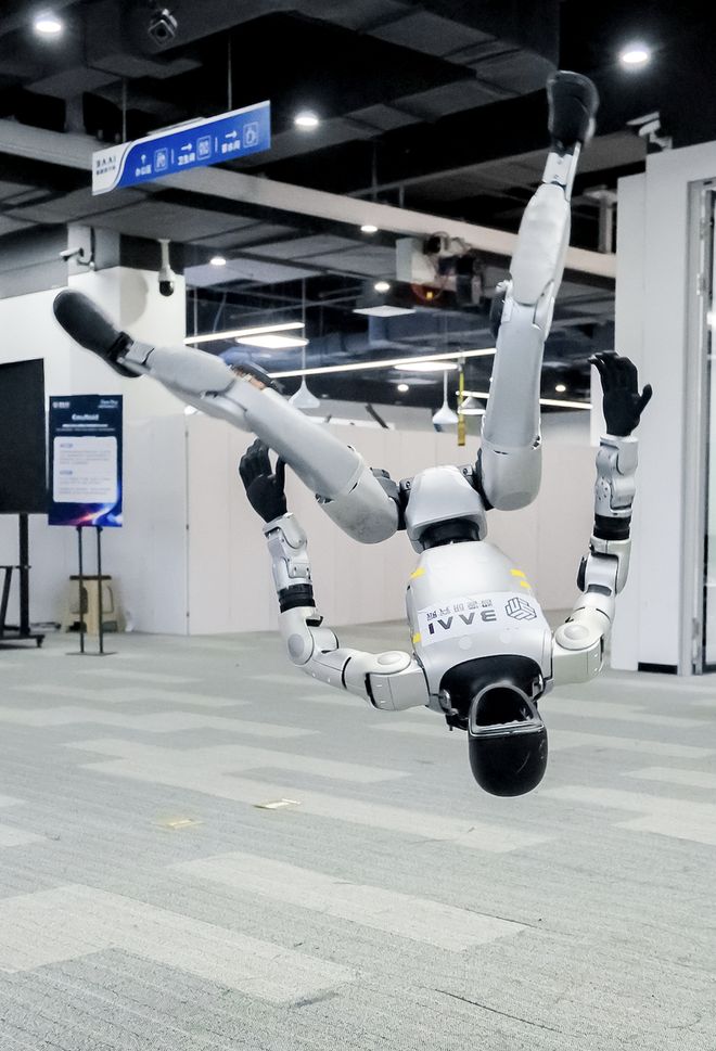 机器人长了张男爱豆的脸？会暧昧地喊你“靠近一点”但后脑勺还是秃的__机器人长了张男爱豆的脸？会暧昧地喊你“靠近一点”但后脑勺还是秃的