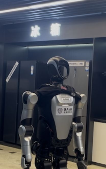 _机器人长了张男爱豆的脸？会暧昧地喊你“靠近一点”但后脑勺还是秃的_机器人长了张男爱豆的脸？会暧昧地喊你“靠近一点”但后脑勺还是秃的