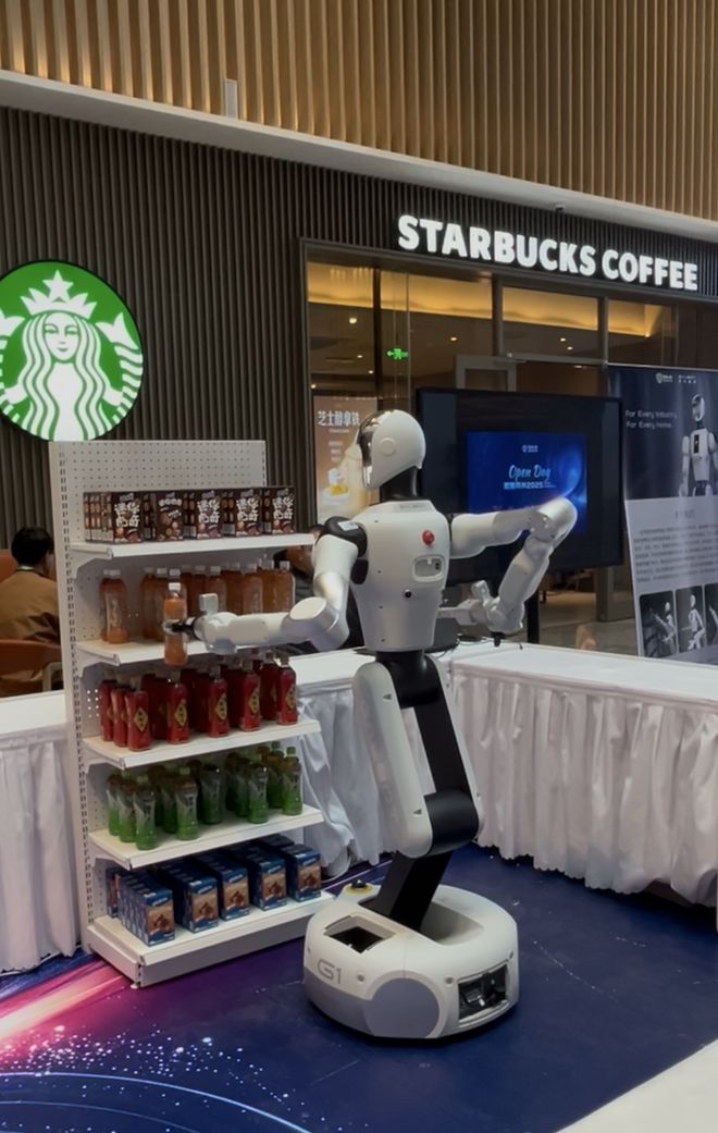 机器人长了张男爱豆的脸？会暧昧地喊你“靠近一点”但后脑勺还是秃的_机器人长了张男爱豆的脸？会暧昧地喊你“靠近一点”但后脑勺还是秃的_