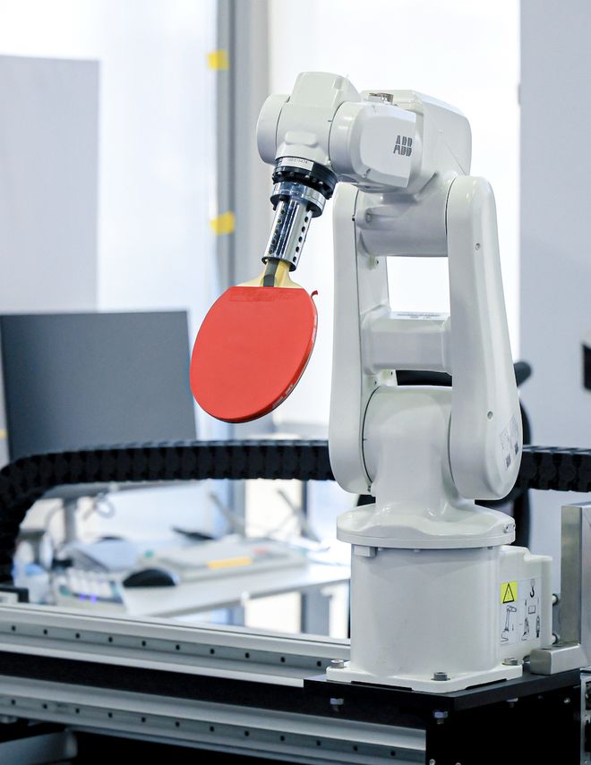 _机器人长了张男爱豆的脸？会暧昧地喊你“靠近一点”但后脑勺还是秃的_机器人长了张男爱豆的脸？会暧昧地喊你“靠近一点”但后脑勺还是秃的