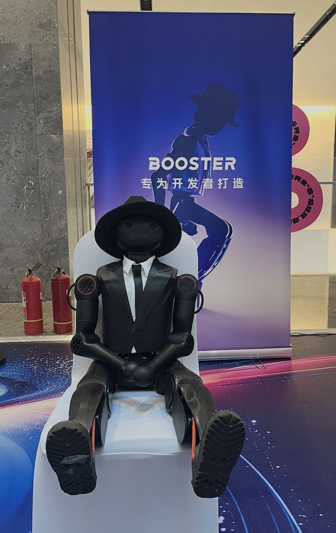 机器人长了张男爱豆的脸？会暧昧地喊你“靠近一点”但后脑勺还是秃的__机器人长了张男爱豆的脸？会暧昧地喊你“靠近一点”但后脑勺还是秃的