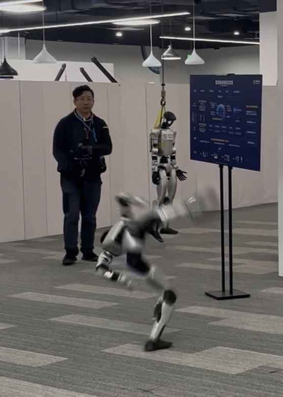 机器人长了张男爱豆的脸？会暧昧地喊你“靠近一点”但后脑勺还是秃的_机器人长了张男爱豆的脸？会暧昧地喊你“靠近一点”但后脑勺还是秃的_