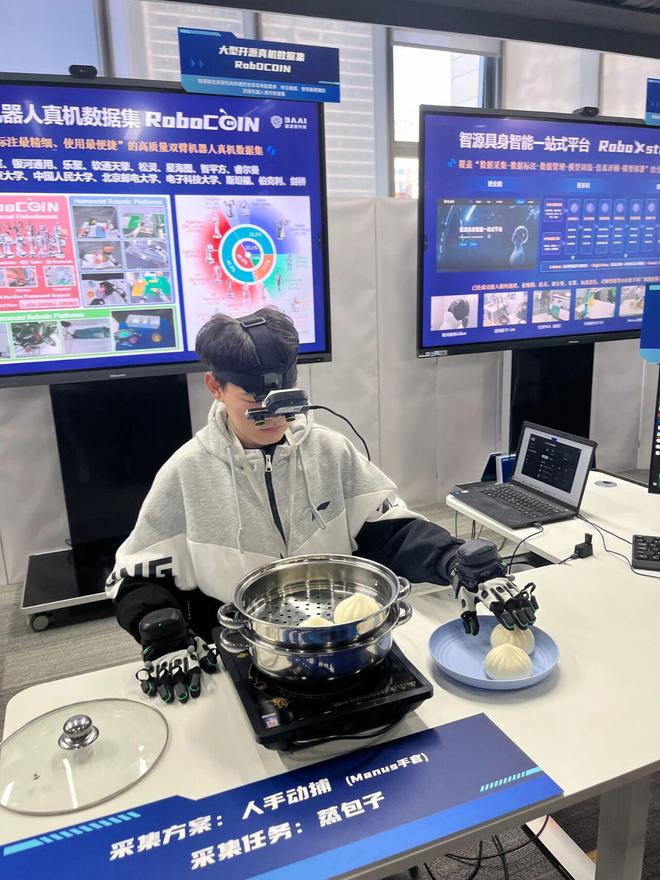 _机器人长了张男爱豆的脸？会暧昧地喊你“靠近一点”但后脑勺还是秃的_机器人长了张男爱豆的脸？会暧昧地喊你“靠近一点”但后脑勺还是秃的