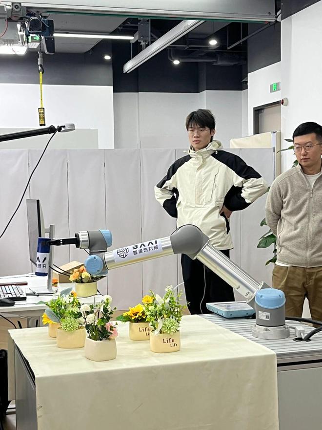 机器人长了张男爱豆的脸？会暧昧地喊你“靠近一点”但后脑勺还是秃的__机器人长了张男爱豆的脸？会暧昧地喊你“靠近一点”但后脑勺还是秃的