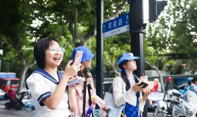 雷丝三角内衣高跟鞋丝袜视频_内衣丝袜套装多少钱_