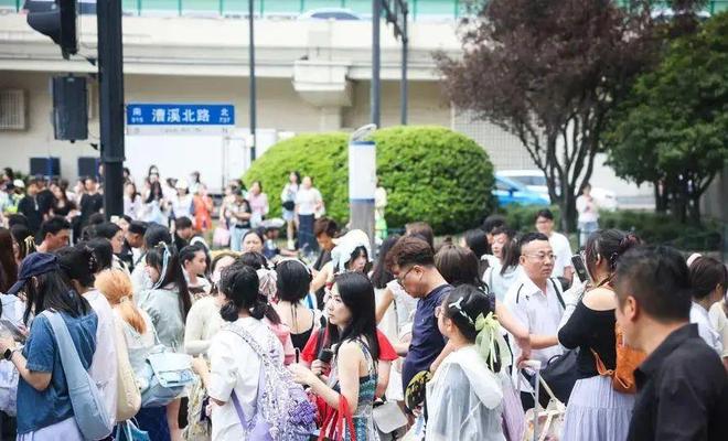 _雷丝三角内衣高跟鞋丝袜视频_内衣丝袜套装多少钱