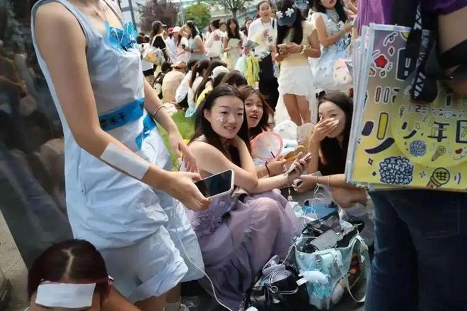 _内衣丝袜套装多少钱_雷丝三角内衣高跟鞋丝袜视频