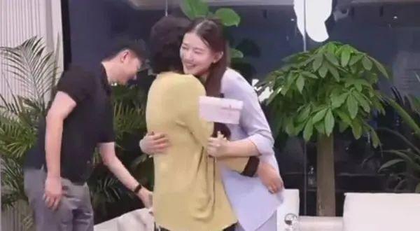 董明珠孟羽童同框直播，带货销售额达500万元！董明珠回应孟羽童能否再回格力，称她离开时“犯了很大的错”