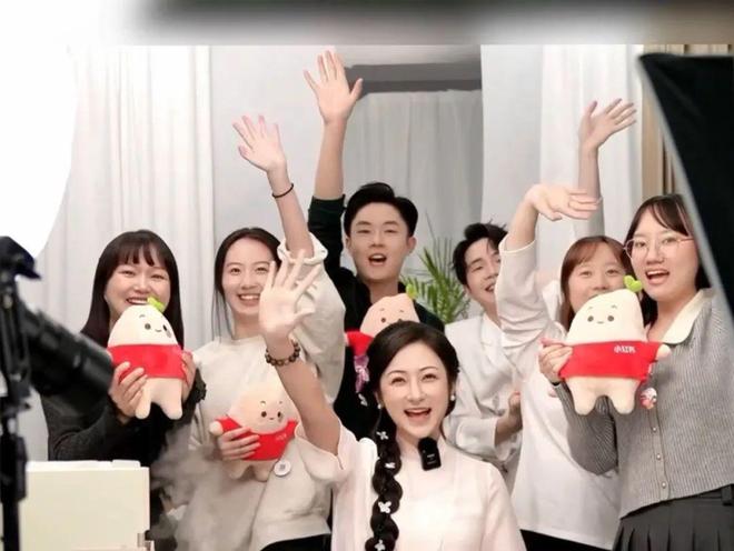 逆风中打造「清欢节」：年销10亿的卸妆油女王，为何要用5年圈定10万核心用户？| 思路说vol.26__逆风中打造「清欢节」：年销10亿的卸妆油女王，为何要用5年圈定10万核心用户？| 思路说vol.26