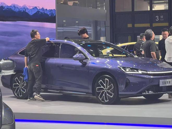 国民神车 VS 百万豪车！上海车展众多爆款，谁是你的梦中情车？
