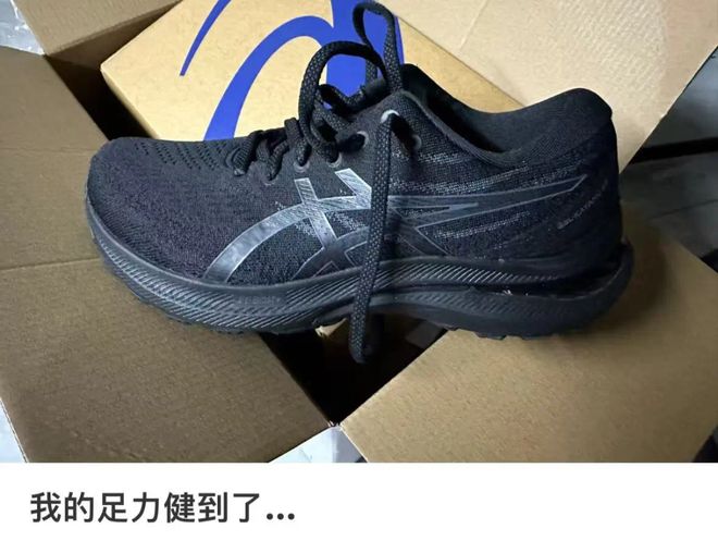 “爸妈都嫌丑”的亚瑟士，被00后疯抢__“爸妈都嫌丑”的亚瑟士，被00后疯抢
