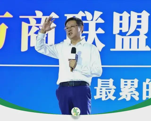 “白酒教父”吴向东，下场做网红，说明了什么？