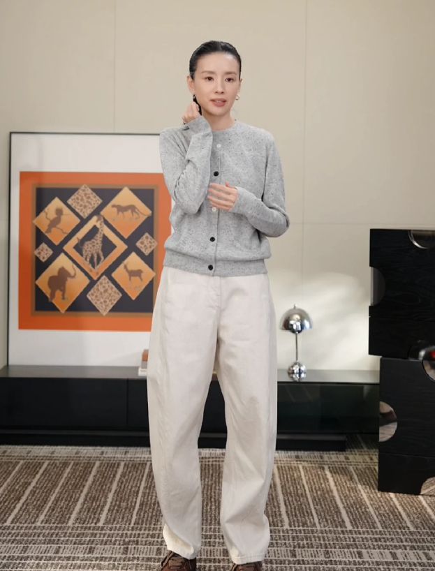 “穿上像唐老鸭成精、脱下来能当砍刀”，谁在把优衣库的弯刀裤捧成新“神裤”？__“穿上像唐老鸭成精、脱下来能当砍刀”，谁在把优衣库的弯刀裤捧成新“神裤”？