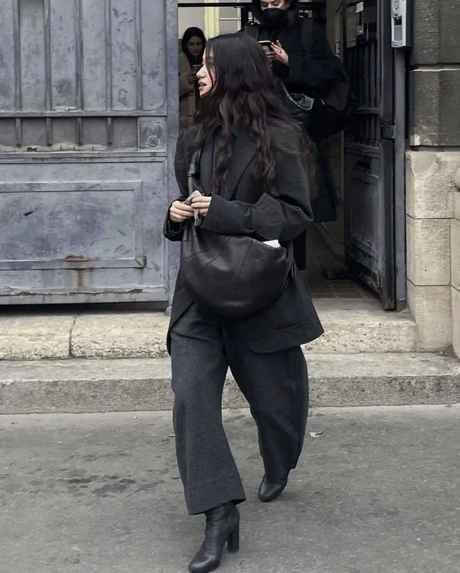 “穿上像唐老鸭成精、脱下来能当砍刀”，谁在把优衣库的弯刀裤捧成新“神裤”？__“穿上像唐老鸭成精、脱下来能当砍刀”，谁在把优衣库的弯刀裤捧成新“神裤”？