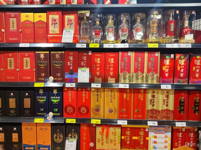 名酒价格微涨难掩“旺季不旺”，“双节”后白酒行情仍承压｜行业风向标