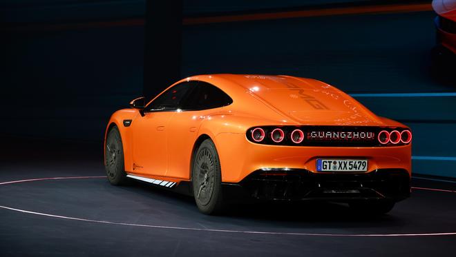 奔驰汽车ppt_简洁大气的ppt背景_