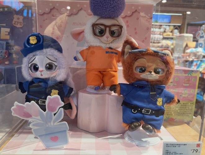 啥十元店能让希尔顿大小姐带四个保镖花小3万?这国产杂货铺快活成「潮玩版奥莱」了__啥十元店能让希尔顿大小姐带四个保镖花小3万?这国产杂货铺快活成「潮玩版奥莱」了