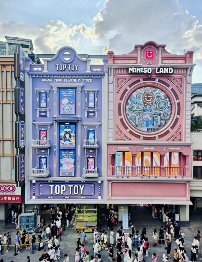 啥十元店能让希尔顿大小姐带四个保镖花小3万?这国产杂货铺快活成「潮玩版奥莱」了__啥十元店能让希尔顿大小姐带四个保镖花小3万?这国产杂货铺快活成「潮玩版奥莱」了