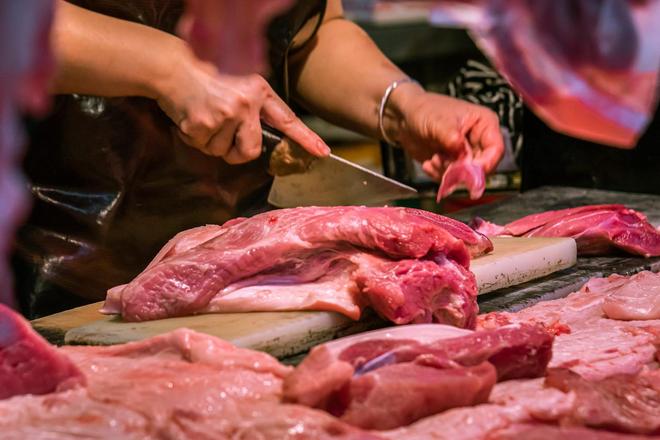 猪价低迷产业链冰火两重天，屠宰毛利创5年新高，养殖单头亏超180元