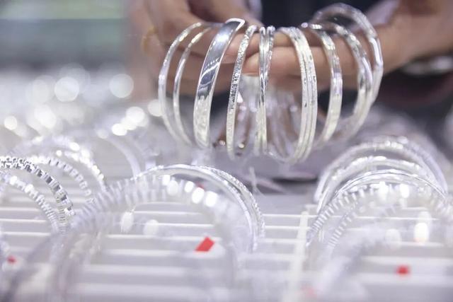 _白银断崖式下跌_急跌后放量滞涨