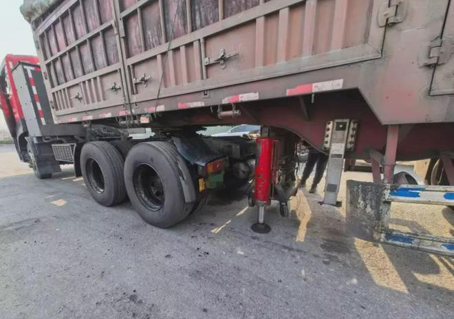 被迫“换头”的国六货车：企业称为治理大气仅让新能源车入内，货车租电动车头才能进厂卸货，每次花费200至400元