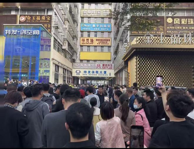 北京SKP老铺黄金现抢购热潮，有人凌晨到商场排队，还有顾客排7小时没买到“心仪款”，店员：部分畅销款已断货__北京SKP老铺黄金现抢购热潮，有人凌晨到商场排队，还有顾客排7小时没买到“心仪款”，店员：部分畅销款已断货