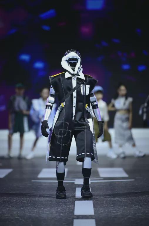 从“万元日租”到“千元肉搏”： 人形机器人租赁上演价格与生存战