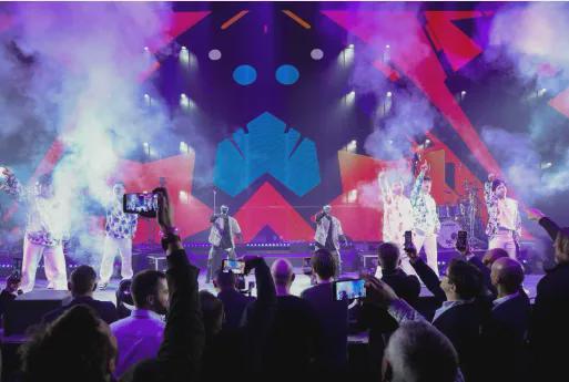 从“万元日租”到“千元肉搏”： 人形机器人租赁上演价格与生存战__从“万元日租”到“千元肉搏”： 人形机器人租赁上演价格与生存战