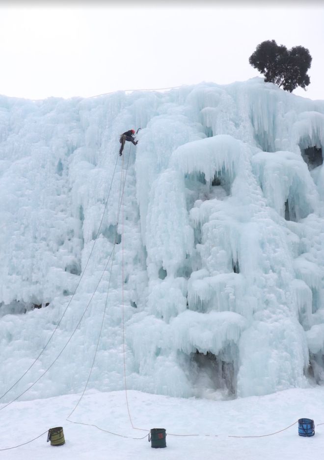 穿始祖鸟的中产快把北京近郊爬成珠穆朗玛峰了，“零下20度趴在人造冰瀑上当壁虎”_穿始祖鸟的中产快把北京近郊爬成珠穆朗玛峰了，“零下20度趴在人造冰瀑上当壁虎”_