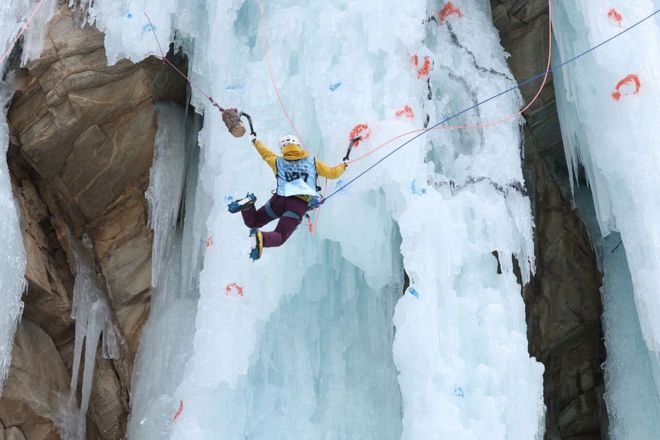 穿始祖鸟的中产快把北京近郊爬成珠穆朗玛峰了，“零下20度趴在人造冰瀑上当壁虎”__穿始祖鸟的中产快把北京近郊爬成珠穆朗玛峰了，“零下20度趴在人造冰瀑上当壁虎”