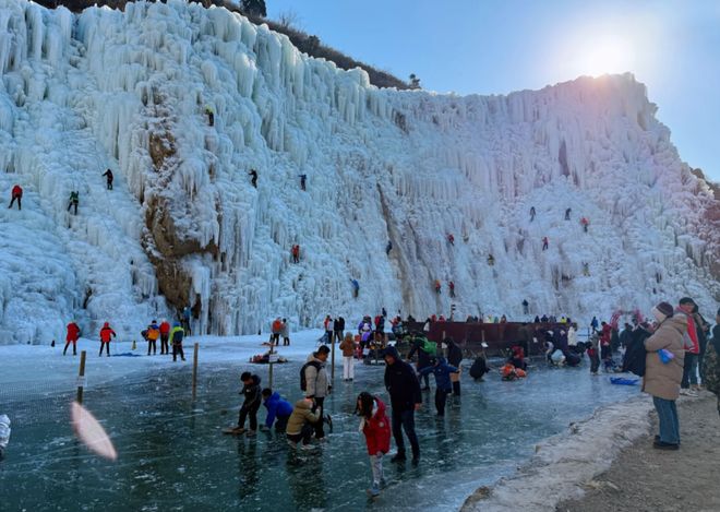 穿始祖鸟的中产快把北京近郊爬成珠穆朗玛峰了，“零下20度趴在人造冰瀑上当壁虎”_穿始祖鸟的中产快把北京近郊爬成珠穆朗玛峰了，“零下20度趴在人造冰瀑上当壁虎”_