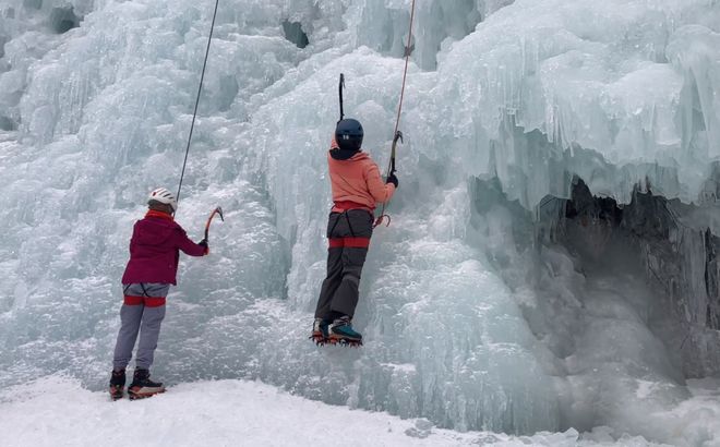 穿始祖鸟的中产快把北京近郊爬成珠穆朗玛峰了，“零下20度趴在人造冰瀑上当壁虎”__穿始祖鸟的中产快把北京近郊爬成珠穆朗玛峰了，“零下20度趴在人造冰瀑上当壁虎”