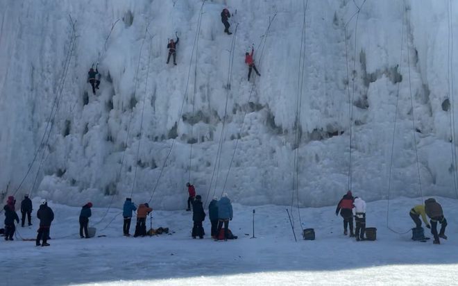 穿始祖鸟的中产快把北京近郊爬成珠穆朗玛峰了，“零下20度趴在人造冰瀑上当壁虎”_穿始祖鸟的中产快把北京近郊爬成珠穆朗玛峰了，“零下20度趴在人造冰瀑上当壁虎”_