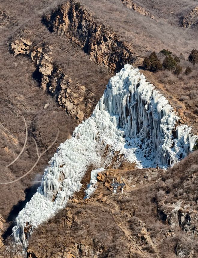 穿始祖鸟的中产快把北京近郊爬成珠穆朗玛峰了，“零下20度趴在人造冰瀑上当壁虎”__穿始祖鸟的中产快把北京近郊爬成珠穆朗玛峰了，“零下20度趴在人造冰瀑上当壁虎”