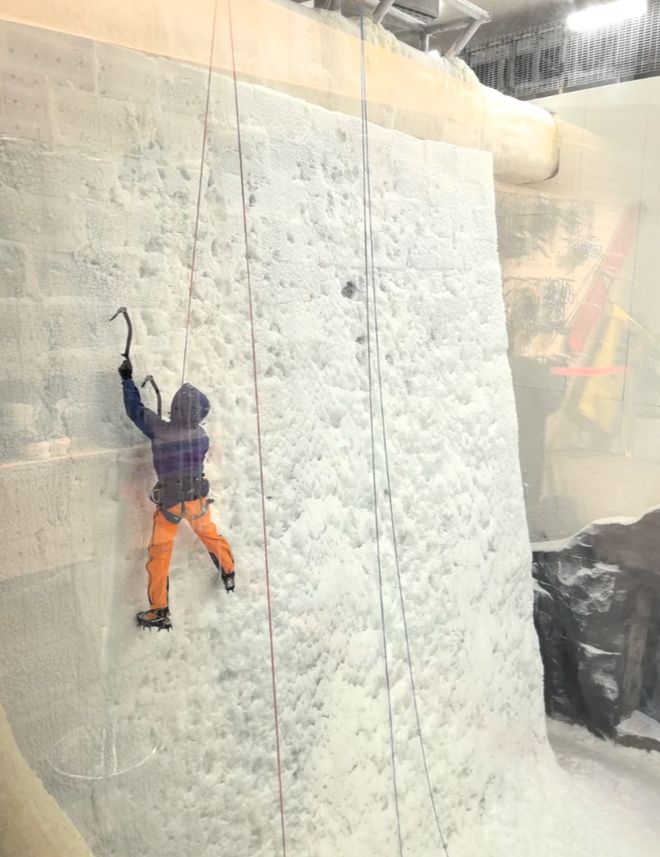 _穿始祖鸟的中产快把北京近郊爬成珠穆朗玛峰了，“零下20度趴在人造冰瀑上当壁虎”_穿始祖鸟的中产快把北京近郊爬成珠穆朗玛峰了，“零下20度趴在人造冰瀑上当壁虎”