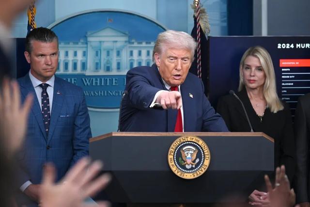 特朗普格陵兰岛__特朗普想买格陵兰