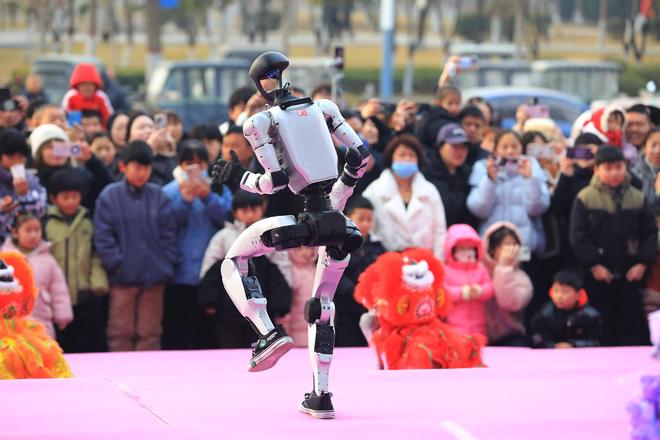 年前机器人“走穴”表演忙，春节租金翻倍，热门款日薪8000元__年前机器人“走穴”表演忙，春节租金翻倍，热门款日薪8000元