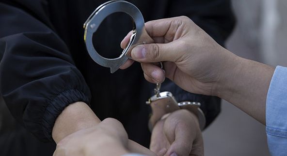 瑞信前副总裁挪用客户资金，判囚13年，24名高净值人士获赔8690万__瑞信前副总裁挪用客户资金，判囚13年，24名高净值人士获赔8690万