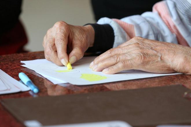 人均预期寿命提高至80岁，失能老人如何有尊严地活着？两会代表委员建言：服务不能“一刀切”