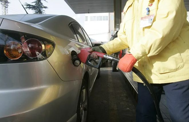 油价上涨加满一箱油..._油价再上涨加满一箱油多少钱_