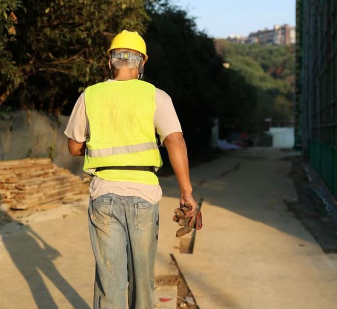 北京大学工地_学霸工地上收北大通知书_