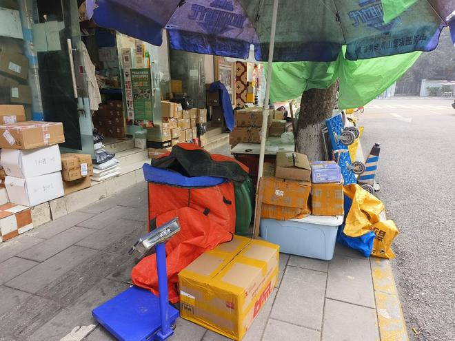 _有没有想转让保安公司的_保安收快递