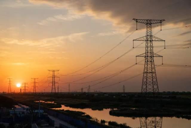 从石油到绿电：谁能扛起全球新工业血液大旗？